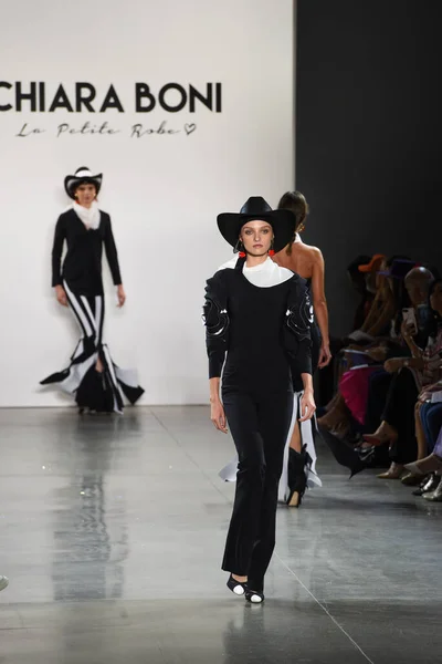 ニューヨーク 9月7日 ニューヨーク ファッションウィーク中のキアラ ボニのための滑走路を歩くモデル 春のスタジオでのギャラリーIiでのショー2019年9月7日ニューヨーク — ストック写真