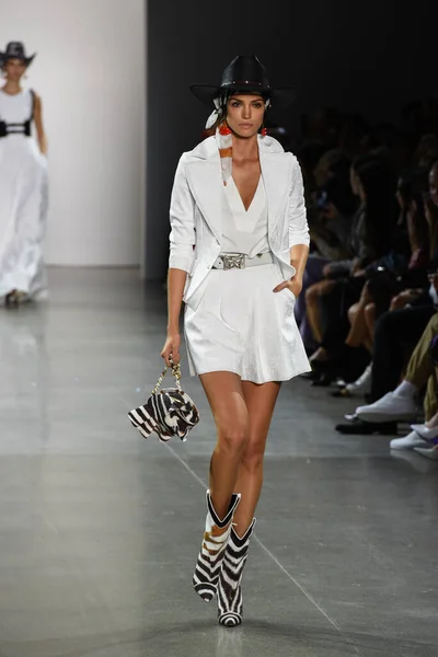 New York New York September Model Walks Runway Chiara Boni — Stockfoto