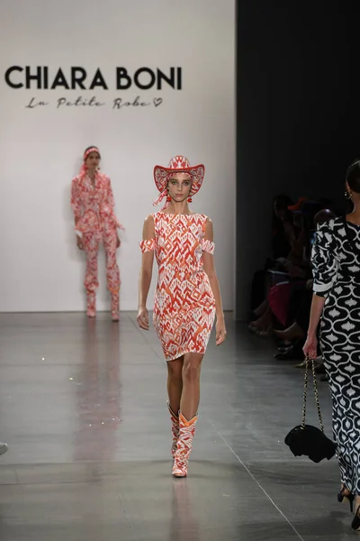 NEW YORK, NEW YORK - SEPTEMBER 07: New York Moda Haftası sırasında Chiara Boni için podyumda bir model yürüyor: The Show at Gallery II at Spring Studios, 07 Eylül 2019, New York.