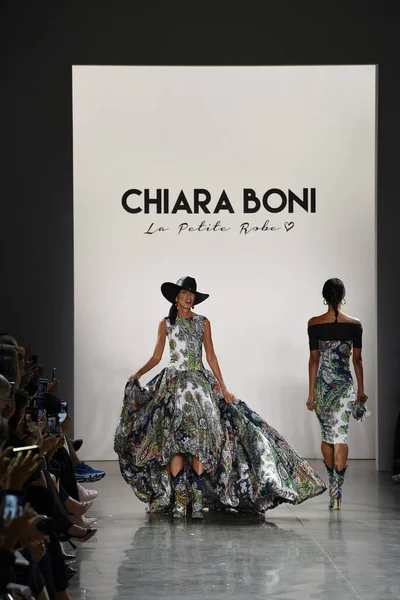 NEW YORK - SEPTEMBER 07: Pat Cleveland, New York Moda Haftası 'nda Chiara Boni için podyumda yürüyor: 7 Eylül 2019' da New York 'taki Spring Stüdyolarında Galeri II' de Gösteriler.