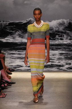 NEW YORK, New York Moda Haftası sırasında 09 Eylül 2019 'da New York' ta bir model Zimmermann 'da podyumda yürür..