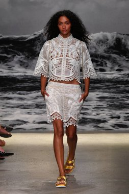 NEW YORK, New York Moda Haftası sırasında 09 Eylül 2019 'da New York' ta bir model Zimmermann 'da podyumda yürür..