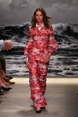 NEW YORK, New York Moda Haftası sırasında 09 Eylül 2019 'da New York' ta bir model Zimmermann 'da podyumda yürür..