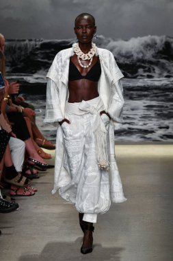 NEW YORK, New York Moda Haftası sırasında 09 Eylül 2019 'da New York' ta bir model Zimmermann 'da podyumda yürür..