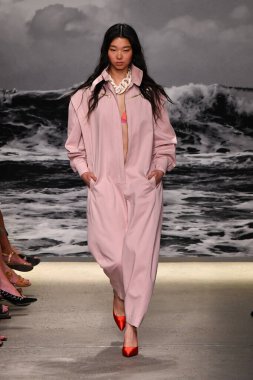 NEW YORK, New York Moda Haftası sırasında 09 Eylül 2019 'da New York' ta bir model Zimmermann 'da podyumda yürür..