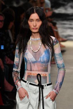 NEW YORK, New York Moda Haftası sırasında 09 Eylül 2019 'da New York' ta bir model Zimmermann 'da podyumda yürür..