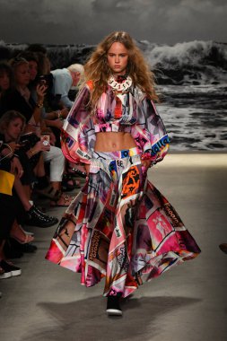 NEW YORK, New York Moda Haftası sırasında 09 Eylül 2019 'da New York' ta bir model Zimmermann 'da podyumda yürür..