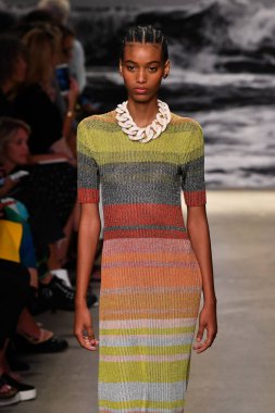 NEW YORK, New York Moda Haftası sırasında 09 Eylül 2019 'da New York' ta bir model Zimmermann 'da podyumda yürür..