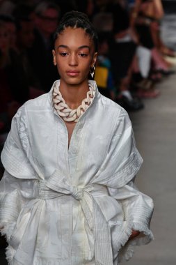 NEW YORK, New York Moda Haftası sırasında 09 Eylül 2019 'da New York' ta bir model Zimmermann 'da podyumda yürür..