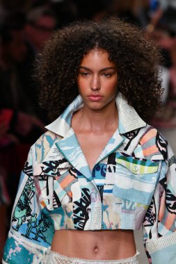 NEW YORK, New York Moda Haftası sırasında 09 Eylül 2019 'da New York' ta bir model Zimmermann 'da podyumda yürür..