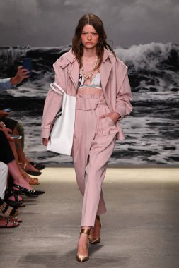 NEW YORK, New York Moda Haftası sırasında 09 Eylül 2019 'da New York' ta bir model Zimmermann 'da podyumda yürür..