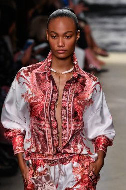 NEW YORK, New York Moda Haftası sırasında 09 Eylül 2019 'da New York' ta bir model Zimmermann 'da podyumda yürür..