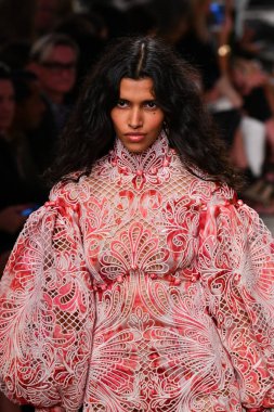 NEW YORK, New York Moda Haftası sırasında 09 Eylül 2019 'da New York' ta bir model Zimmermann 'da podyumda yürür..