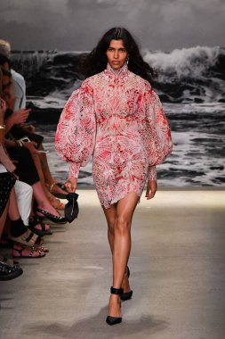 NEW YORK, New York Moda Haftası sırasında 09 Eylül 2019 'da New York' ta bir model Zimmermann 'da podyumda yürür..