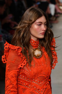 NEW YORK, New York Moda Haftası sırasında 09 Eylül 2019 'da New York' ta bir model Zimmermann 'da podyumda yürür..