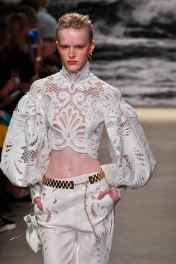 NEW YORK, New York Moda Haftası sırasında 09 Eylül 2019 'da New York' ta bir model Zimmermann 'da podyumda yürür..