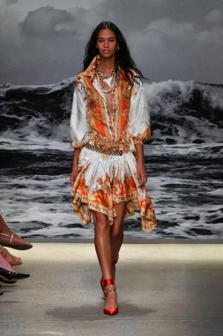 NEW YORK, New York Moda Haftası sırasında 09 Eylül 2019 'da New York' ta bir model Zimmermann 'da podyumda yürür..