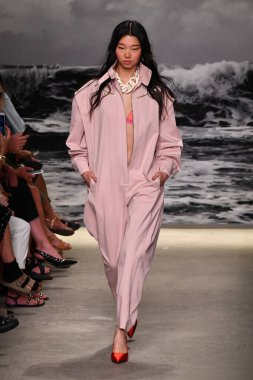 NEW YORK, New York Moda Haftası sırasında 09 Eylül 2019 'da New York' ta bir model Zimmermann 'da podyumda yürür..