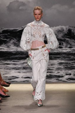 NEW YORK, New York Moda Haftası sırasında 09 Eylül 2019 'da New York' ta bir model Zimmermann 'da podyumda yürür..