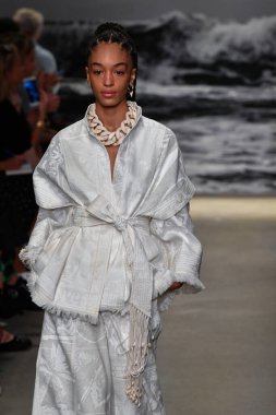 NEW YORK, New York Moda Haftası sırasında 09 Eylül 2019 'da New York' ta bir model Zimmermann 'da podyumda yürür..