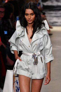 NEW YORK, New York Moda Haftası sırasında 09 Eylül 2019 'da New York' ta bir model Zimmermann 'da podyumda yürür..