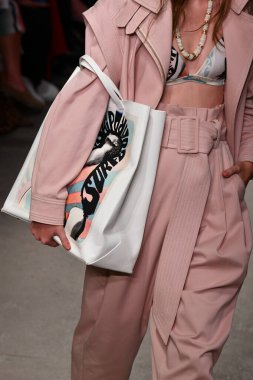 NEW YORK, New York Moda Haftası sırasında 09 Eylül 2019 'da New York' ta bir model Zimmermann 'da podyumda yürür..