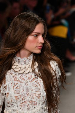 NEW YORK, New York Moda Haftası sırasında 09 Eylül 2019 'da New York' ta bir model Zimmermann 'da podyumda yürür..