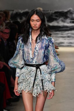 NEW YORK, New York Moda Haftası sırasında 09 Eylül 2019 'da New York' ta bir model Zimmermann 'da podyumda yürür..