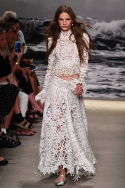 NEW YORK, New York Moda Haftası sırasında 09 Eylül 2019 'da New York' ta bir model Zimmermann 'da podyumda yürür..