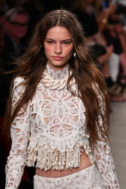 NEW YORK, New York Moda Haftası sırasında 09 Eylül 2019 'da New York' ta bir model Zimmermann 'da podyumda yürür..