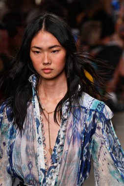 NEW YORK, New York Moda Haftası sırasında 09 Eylül 2019 'da New York' ta bir model Zimmermann 'da podyumda yürür..