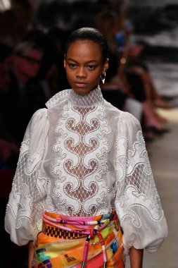 NEW YORK, New York Moda Haftası sırasında 09 Eylül 2019 'da New York' ta bir model Zimmermann 'da podyumda yürür..