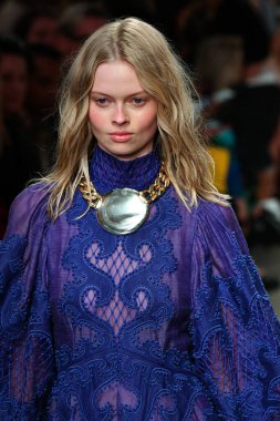 NEW YORK, New York Moda Haftası sırasında 09 Eylül 2019 'da New York' ta bir model Zimmermann 'da podyumda yürür..