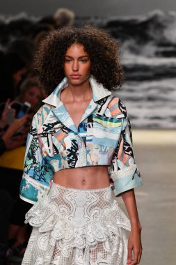 NEW YORK, New York Moda Haftası sırasında 09 Eylül 2019 'da New York' ta bir model Zimmermann 'da podyumda yürür..