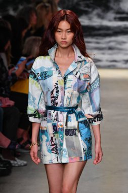 NEW YORK, New York Moda Haftası sırasında 09 Eylül 2019 'da New York' ta bir model Zimmermann 'da podyumda yürür..