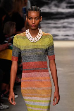 NEW YORK, New York Moda Haftası sırasında 09 Eylül 2019 'da New York' ta bir model Zimmermann 'da podyumda yürür..