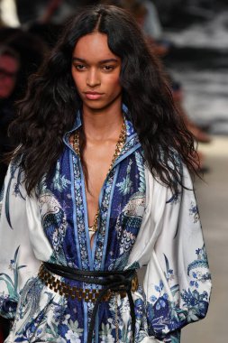 NEW YORK, New York Moda Haftası sırasında 09 Eylül 2019 'da New York' ta bir model Zimmermann 'da podyumda yürür..