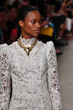 NEW YORK, New York Moda Haftası sırasında 09 Eylül 2019 'da New York' ta bir model Zimmermann 'da podyumda yürür..