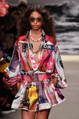NEW YORK, New York Moda Haftası sırasında 09 Eylül 2019 'da New York' ta bir model Zimmermann 'da podyumda yürür..
