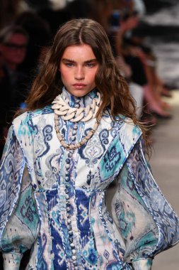 NEW YORK, New York Moda Haftası sırasında 09 Eylül 2019 'da New York' ta bir model Zimmermann 'da podyumda yürür..