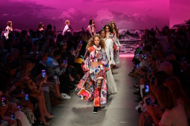 NEW YORK, NEW YORK - SEPTEMBER 09: Modeller 9 Eylül 2019 'da New York Moda Haftası sırasında Zimmermann' da podyum finalinde yürür.