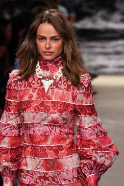 NEW YORK, New York Moda Haftası sırasında 09 Eylül 2019 'da New York' ta bir model Zimmermann 'da podyumda yürür..