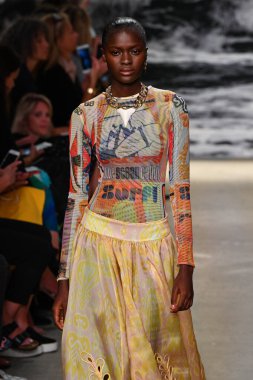 NEW YORK, New York Moda Haftası sırasında 09 Eylül 2019 'da New York' ta bir model Zimmermann 'da podyumda yürür..