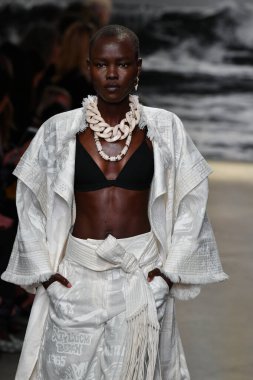 NEW YORK, New York Moda Haftası sırasında 09 Eylül 2019 'da New York' ta bir model Zimmermann 'da podyumda yürür..