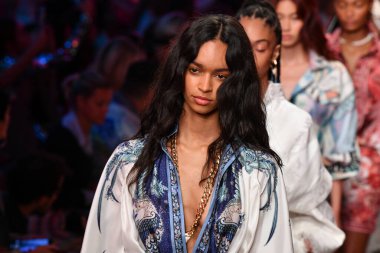 NEW YORK, NEW YORK - SEPTEMBER 09: Modeller 9 Eylül 2019 'da New York Moda Haftası sırasında Zimmermann' da podyum finalinde yürür.