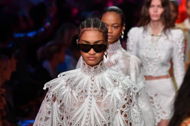 NEW YORK, NEW YORK - SEPTEMBER 09: Modeller 9 Eylül 2019 'da New York Moda Haftası sırasında Zimmermann' da podyum finalinde yürür.