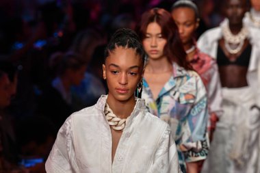 NEW YORK, NEW YORK - SEPTEMBER 09: Modeller 9 Eylül 2019 'da New York Moda Haftası sırasında Zimmermann' da podyum finalinde yürür.