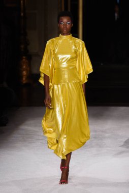 New York Moda Haftası 'nda Christian Siriano için bir model podyumda yürüyor: The Shows 07 Eylül 2019, New York City, New York. 