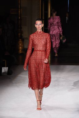 New York Moda Haftası 'nda Christian Siriano için bir model podyumda yürüyor: The Shows 07 Eylül 2019, New York City, New York. 