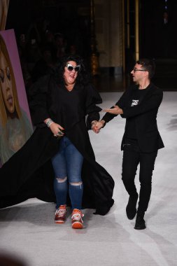 NEW YORK, NEW YORK - SEPTEMBER 07: Hristiyan Siriano ve ressam Ashley Longshore New York Moda Haftası 'nda Christian Siriano Moda Şovu için podyumda yürüyorlar: The Shows 07 Eylül 2019, New York City.